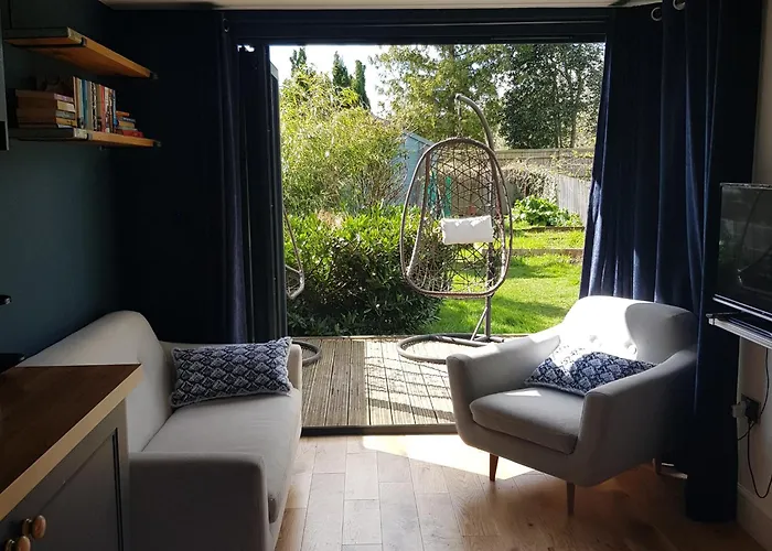 Modern 1-Bed Apartment, Plus Parking, Near Oxford And The Jr
