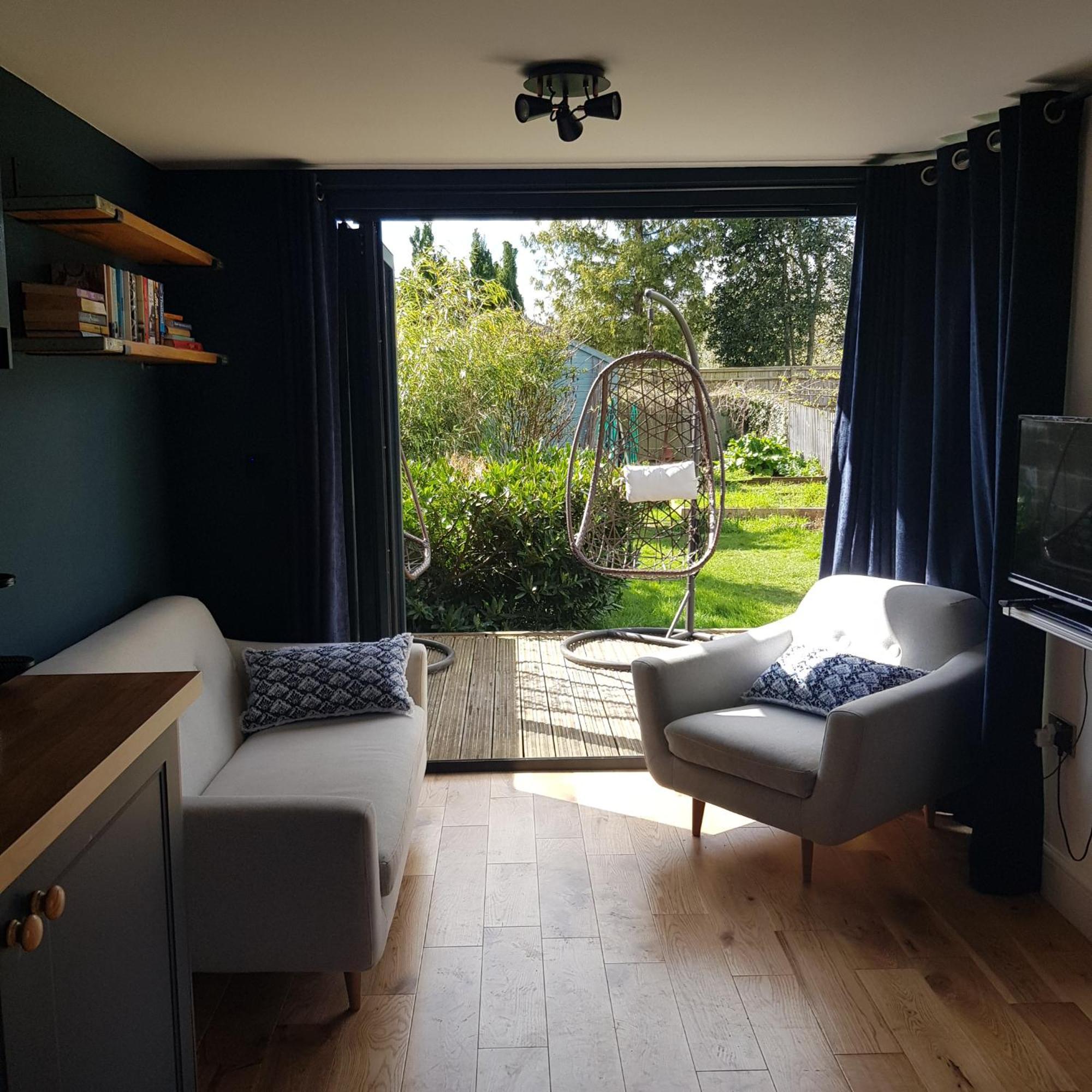 Modern 1-Bed Apartment, Plus Parking, Near Oxford And The Jr Apartment